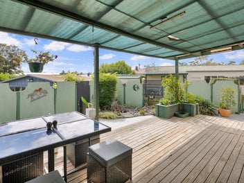 Brick Home + 2 Room Sleepout!