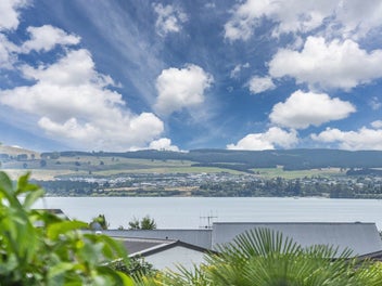 Flexible Living in Popular Two Mile Bay