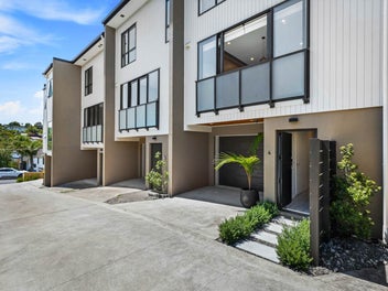 Coastal Townhouse with Sea Views