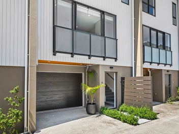 Coastal Townhouse with Sea Views