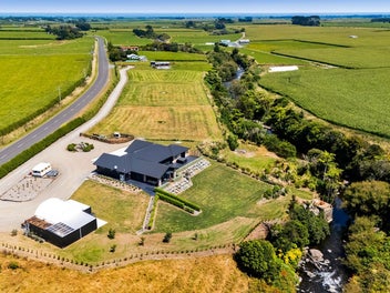 MODERN HOME, COUNTRY FREEDOM