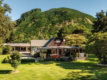 A private lifestyle haven with two dwellings