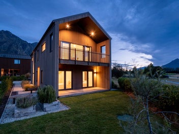 High Spec Stylish Living In Jacks Point