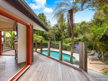 Sunshine Privacy Lifestyle Living
