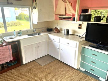 Kiwi fishing hut – furnished & ready to go!