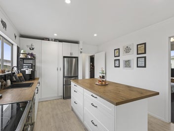 4 Bedrooms, XL Garaging, 1012sqm Section