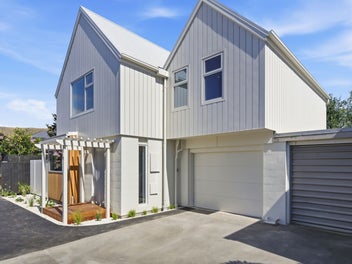 Coastal Elegance, Minutes to the Surf!