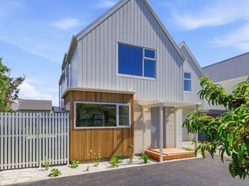 Coastal Elegance, Minutes to the Surf!