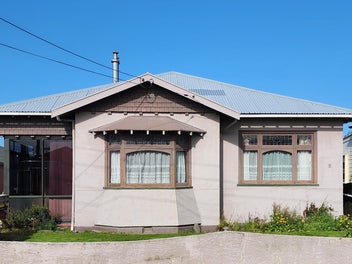 Large 3 bay Garage/Workshop & Parking