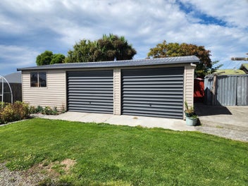 Large 3 bay Garage/Workshop & Parking