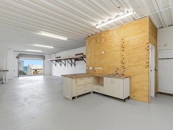 HIGH-STUD WORKSHOP GARAGE IN BLUE-CHIP ISLAND BAY