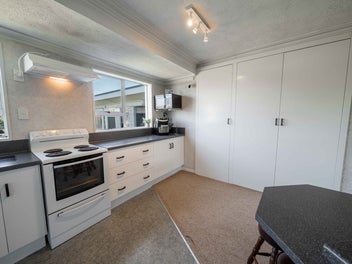 Space, Sun & School Zones - Gladstone Living!