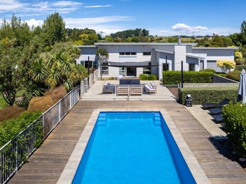 The Ultimate Lifestyle - Land, sheds and pool