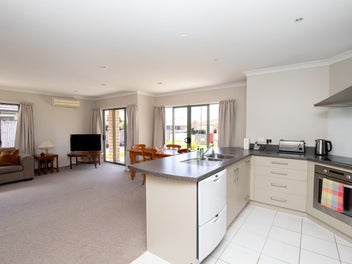 LIGHT-FILLED LIVING IN A GREAT LOCATION