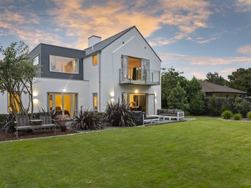 Spacious Family Living Backing Onto Travis Wetland