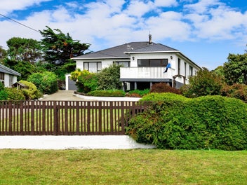 Elevated living with panoramic sea views in Bluff