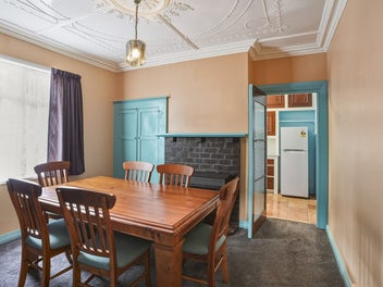 Character, Comfort & Convenient Andy Bay Living!