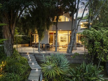 THE ULTIMATE REMUERA WATERFRONT LIFESTYLE