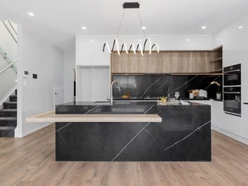 "4 +2" Luxury Home in Macleans Zone