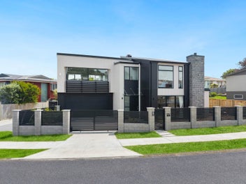 "4 +2" Luxury Home in Macleans Zone