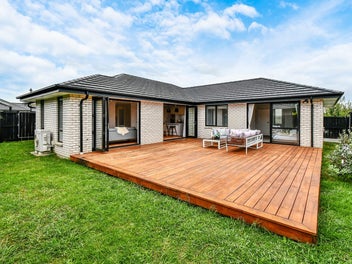 Ready, Set, Live! 4 Beddy, Big Deck, Great Spot!