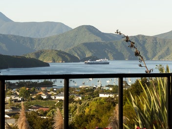 Queen Charlotte Looking Glass