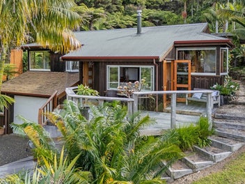 Tropical Tree House Retreat