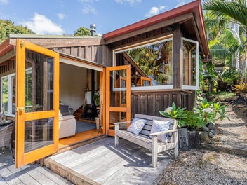 Tropical Tree House Retreat