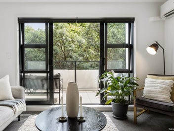 Sun-soaked park side living!