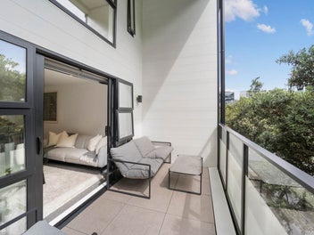 Sun-soaked park side living!