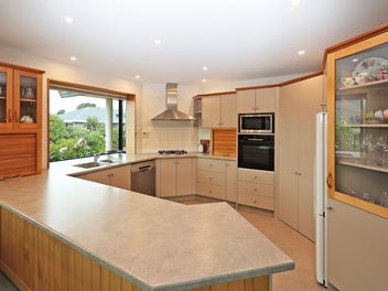 SPACIOUS & STYLISH WITH DREAM GARAGING