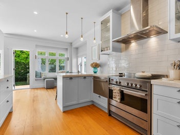 Pure Gold; Character, Luxury & Walk to the Bays