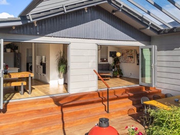 Freehold 793sqm; 8 Off-Street Parks; Walk 2 School