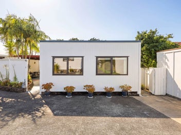 Urgent Sale: Single-Level Takapuna Living