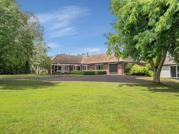 CHARMING AND PRIVATE IN POPULAR LOCATION