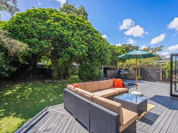 LARGE HOME + EXCELLENT LOCATION + INCOME POTENTIAL