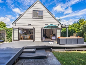 LARGE HOME + EXCELLENT LOCATION + INCOME POTENTIAL