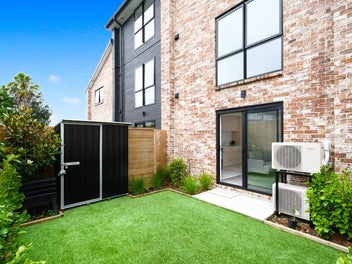 LIVING THE VIDA - TE ATATU PENINSULA