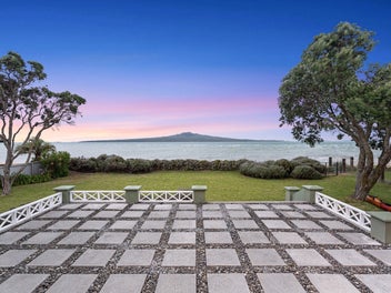 Forever family home on Cheltenham Beach