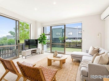 Effortless Coastal Living: Your Sunny Haven in...