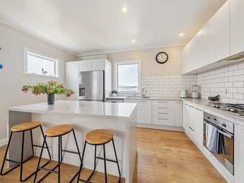 SPACIOUS SUN-SOAKED FAMILY HAVEN