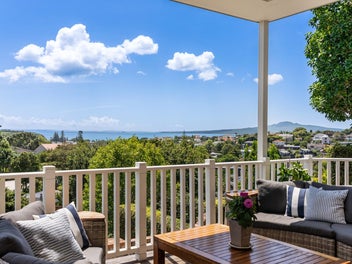 Classic Family Living - Superb Seaviews