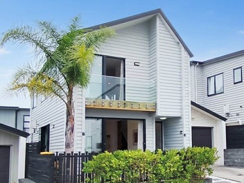 Sunny, Spacious, Quiet in Super Handy Location