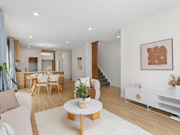 Sunny, Spacious, Quiet in Super Handy Location