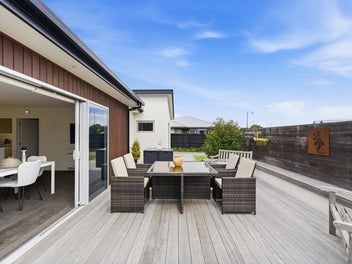 Stylish, Sunny & Seriously Spacious!!