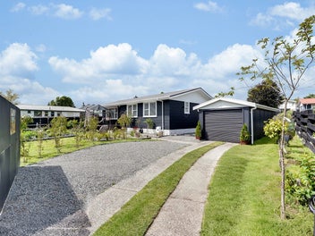 Stylish, Renovated Home Close to the Lake