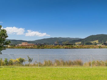 A Laid Back Lakeside Find