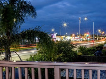 Spacious Family Living in Established Karaka Lakes