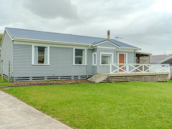 Light-filled living with entertainer's appeal