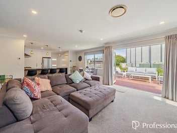 Near New & Single Level!